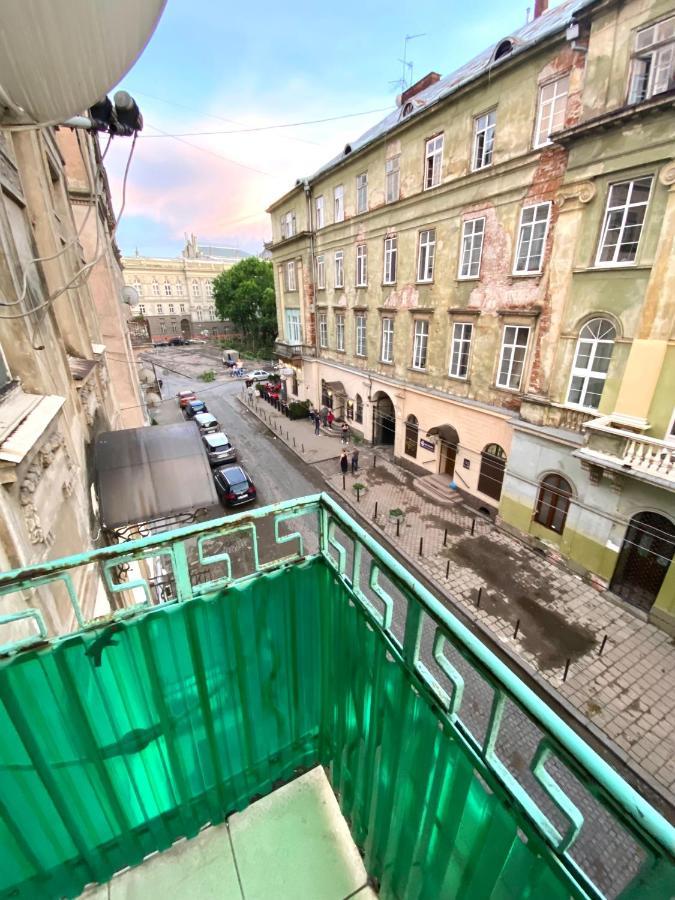 навпроти вернісажу біля оперного вулиця театральна 26 є балкон та інернет