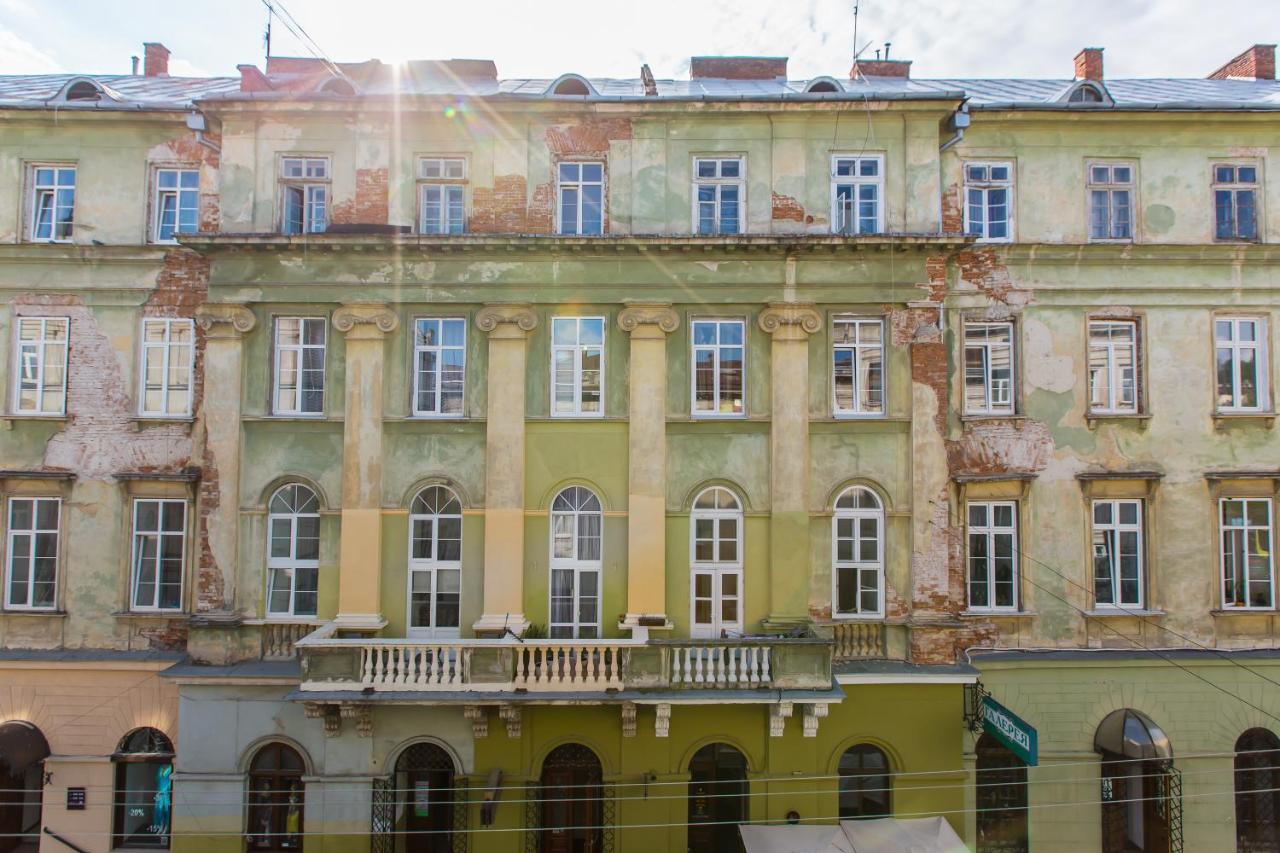 навпроти вернісажу біля оперного вулиця театральна 26 є балкон та інернет 公寓